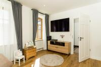 Wohnzimmer in Altbau mit Holzboden und Holzfenstern