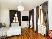 Schlafzimmer mit Holzboden und Holzfenstern von Schreinerei Weber aus Kleinkarlbach