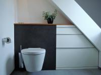 Badezimmerschrank in weiß in der Dachschräge 