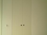 Doppelflügeliger Einbauschrank in weiß 