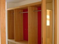 Holz-Kleiderschrank offen 