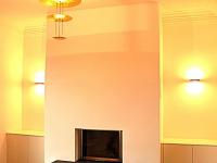 Einbauschrank in weiß und Kamin mit weißer Verkleidung 