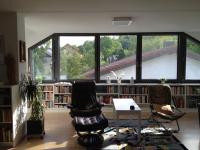 Bücherregal in weiß unter Fensterfront 