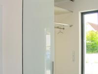 Einbau-Kleiderschrank mit Milchglas-Schiebetür 
