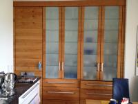 Einbauschrank aus Massivholz und mit Milchglas-Lichtausschnitten