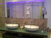 Waschtisch in anthrazit mit zwei Waschbecken und Glasplatte