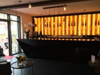 Theke einer Vinothek in schwarz mit Beleuchtung 