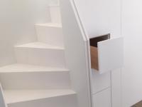 Holztreppe in weiß gewendelt 