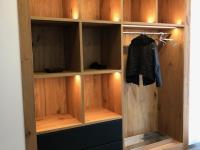 Garderobe mit Würfel-Fächern und zwei schwarzen Schubladen