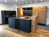 Holzküche aus Eiche mit schwarzen Elementen in Kaiserslautern 
