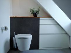 Badezimmerschrank in weiß in der Dachschräge 