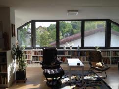 Bücherregal in weiß unter Fensterfront 