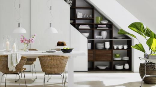 Holzschrank mit weißen Schiebetüren in Dachschräge 