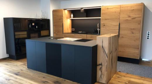 Holzküche aus Eiche mit schwarzen Elementen in Kaiserslautern 