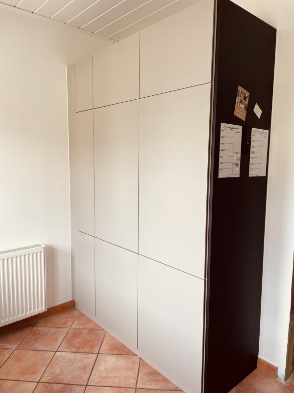Hochschrank mit Magnettafel für Küche