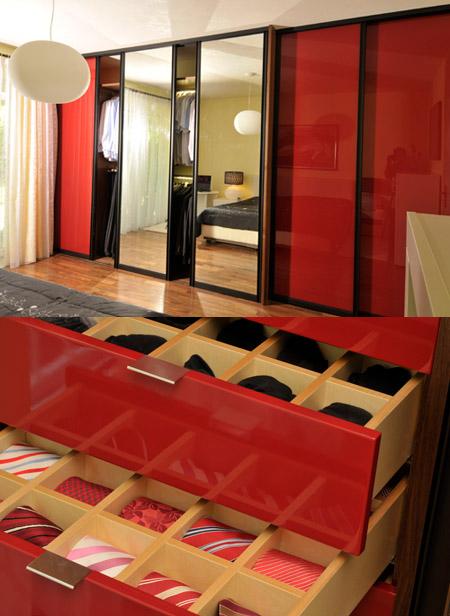 Kleiderschrank mit roten Schiebetüren und zwei Spiegel-Schiebetüren 