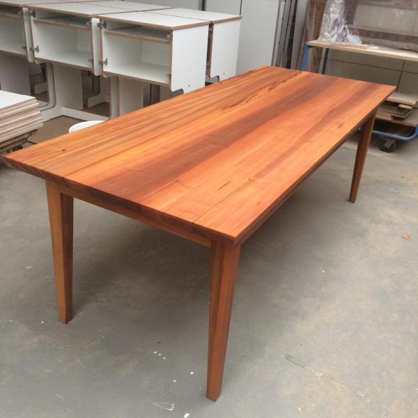 Holztisch mit Maserung 