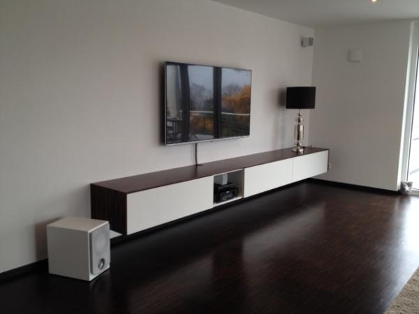 Hängeschrank mit weißen Schubladen in Wohnzimmer 