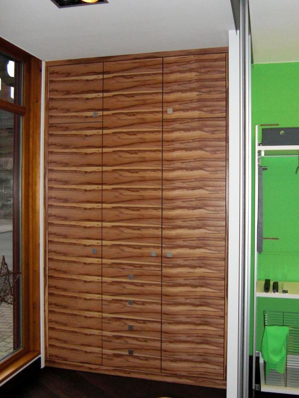 Holz-Einbauschrank mit silbernen Griffen 