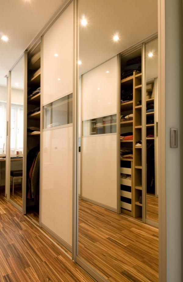 Ankleideschrank mit weißen Schiebetüren und Spiegeltüren 
