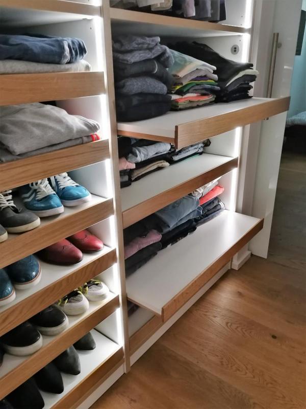 Kleiderschrank offen mit beleuchteten Schubladen 