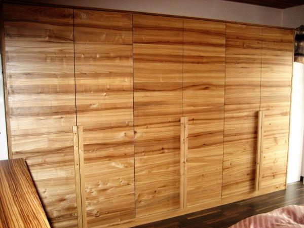 Holz-Kleiderschrank mit Holzgriffen 