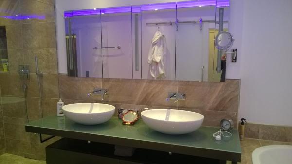 Waschtisch in anthrazit mit zwei Waschbecken und Glasplatte