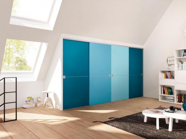 Schrank in der Dachnische mit Türen in verschiedenen Blautönen