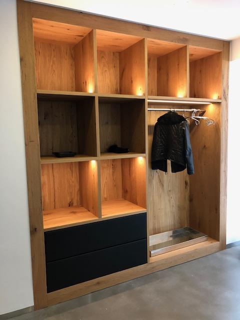 Garderobe mit Würfel-Fächern und zwei schwarzen Schubladen