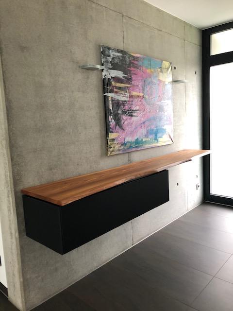 Hängeschrank in schwarz mit Holzplatte