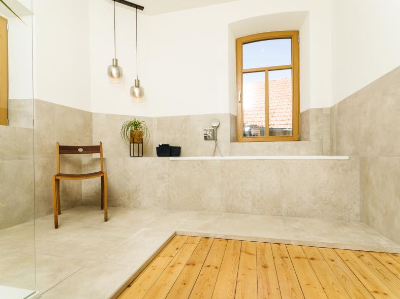 Badezimmer mit Holzfenster und Dielenboden in Bockenheim