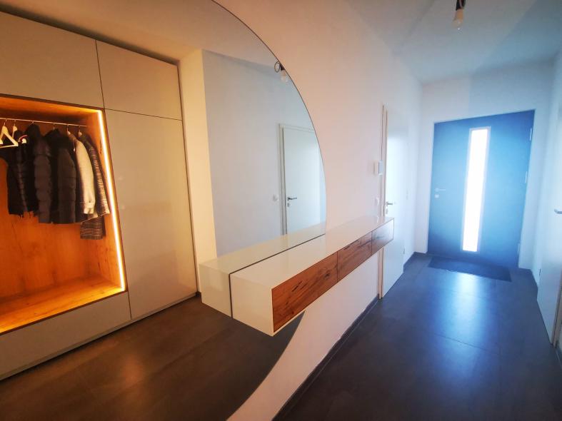 Eingangsbereich mit Garderobe und Spiegel für Haus in Grünstadt