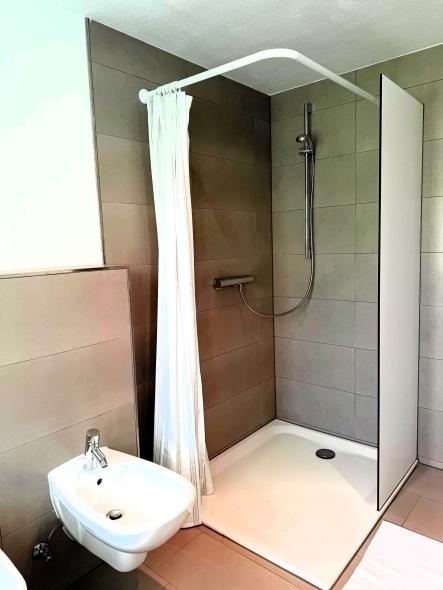 Ferienwohnung Kleinkarlbach Badezimmer mit Dusche