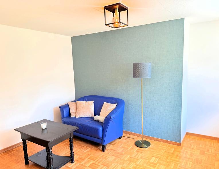 Ferienwohnung Kleinkarlbach Wohnzimmer mit Couch