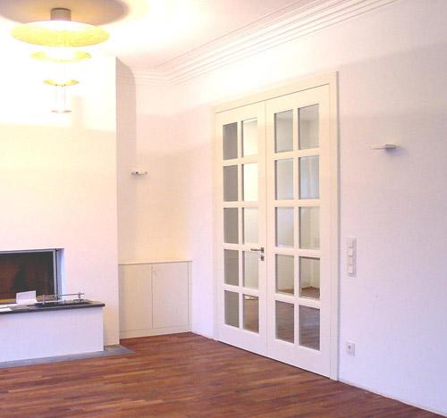 Innentür in weiß mit Lichtausschnitten und Sprossen 