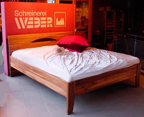 Holzbett 