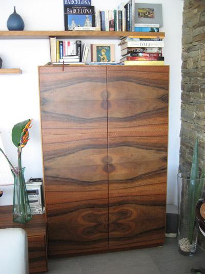 Holzschrank ohne Griffe mit Maserung 