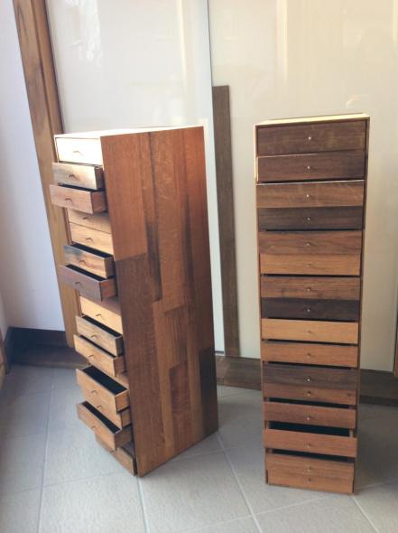 Holzschrank mit schmalen Schubladen