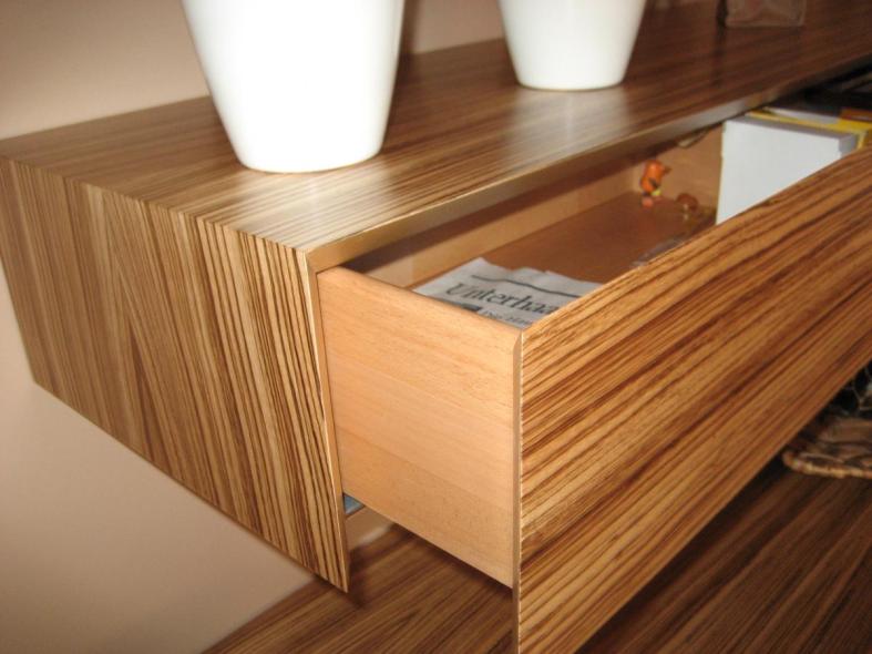 Hängeschrank mit Schubladen aus Zebrano-Holz