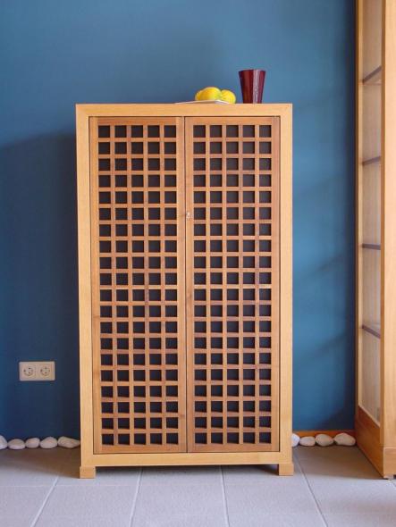 Massivholz-Schrank aus Eiche in Gitter-Optik 