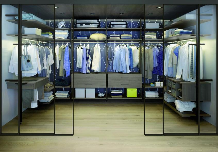 Begehbarer Kleiderschrank mit Glasschiebetür 