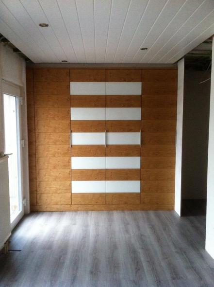 Kleiderschrank aus Holz mit weißen Elementen 