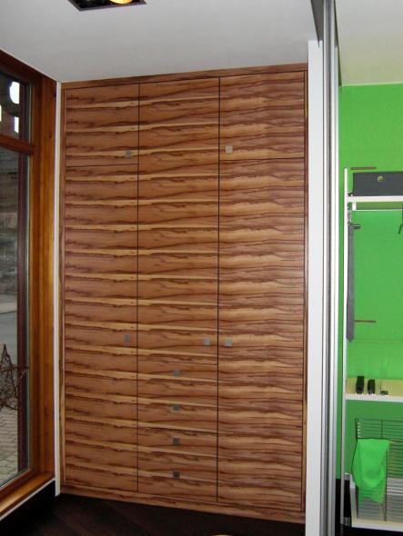 Holz-Einbauschrank mit silbernen Griffen 