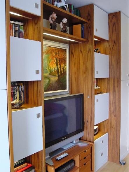 Fernsehschrank mit weißen Türen und Schubladen