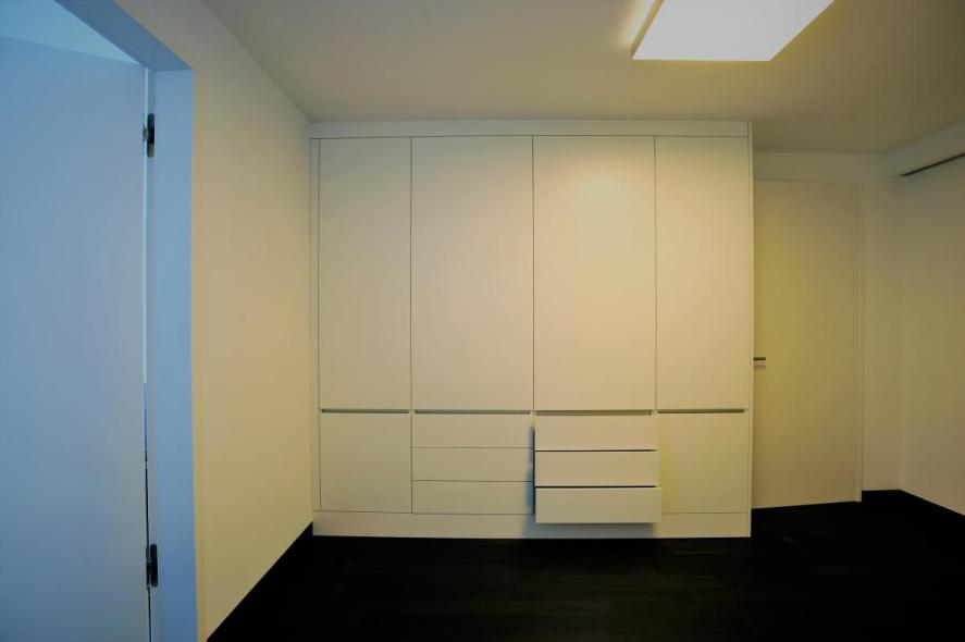 Kleiderschrank in weiß mit Türen und Schubladen ohne Griffe 