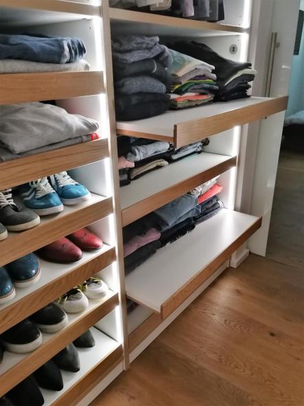 Kleiderschrank offen mit beleuchteten Schubladen 