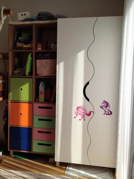 Schrank in Kinderzimmer in weiß mit Einhorn-Aufklebern 