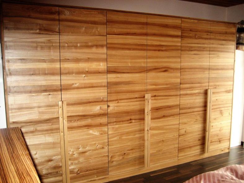 Holz-Kleiderschrank mit Holzgriffen 