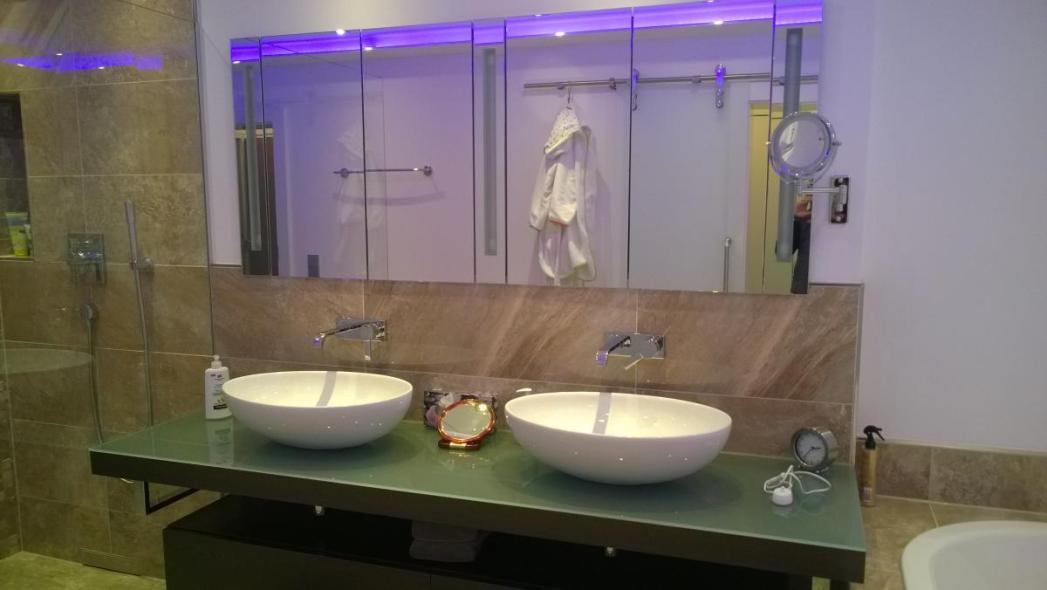 Waschtisch in anthrazit mit zwei Waschbecken und Glasplatte