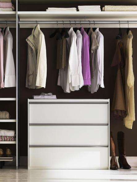 Offener Kleiderschrank und Kommode in weiß 